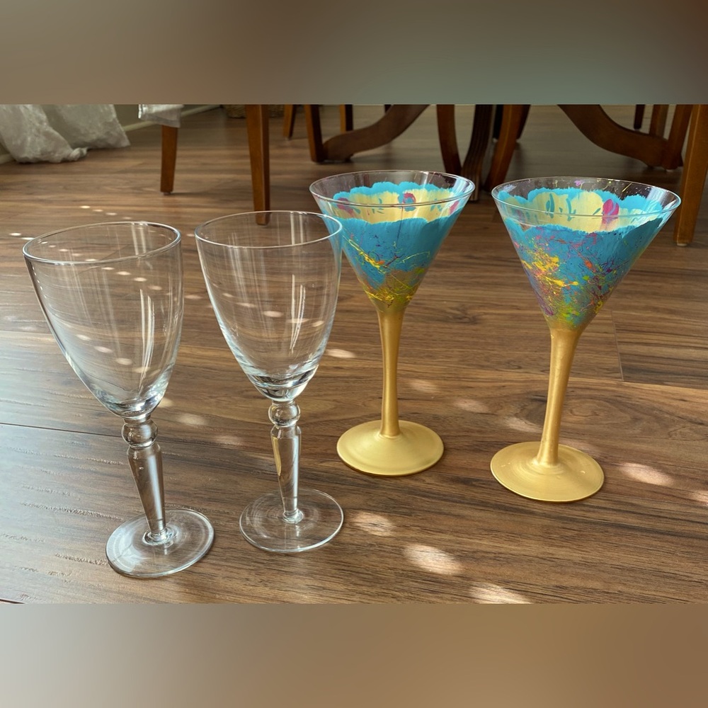 🍸 (2) Clear Wine Glasses & (2) Handpainted Martini Glasses 🍸